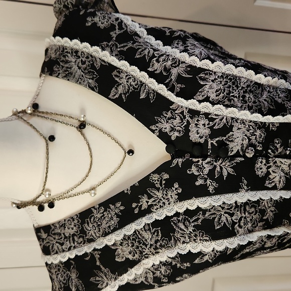 Loft,  Excellent condition,  Women's Top,   lined, Polyester,  Size 4 - Picture 2 of 8